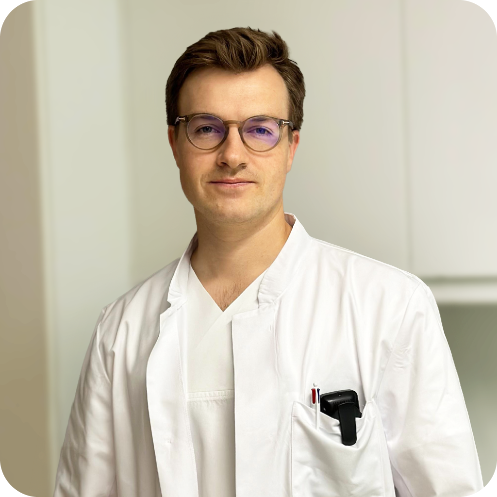 Das Bild zeigt Herrn Dr. rer. nat. Tobias Weigert, Apotheker, der auf die Wichtigkeit von Kollagen für Haut, Haare, Nägel, Knochen, Knorpel und Gelenke hinweist. Er hebt hervor, dass der Körper Kollagen selbst bildet, aber die Produktion mit dem Alter abnimmt, was eine gezielte Zufuhr sinnvoll macht.